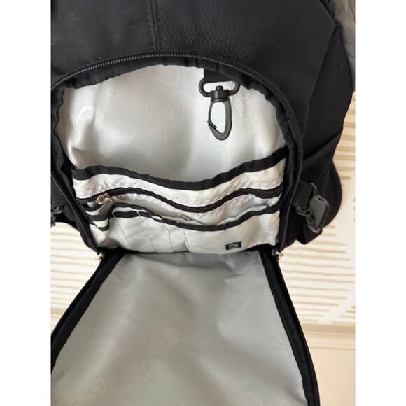 OGIO Branded IHG Intercontinental Hotel Group Holiday Inn Black Backpack - Picture 4 of 5